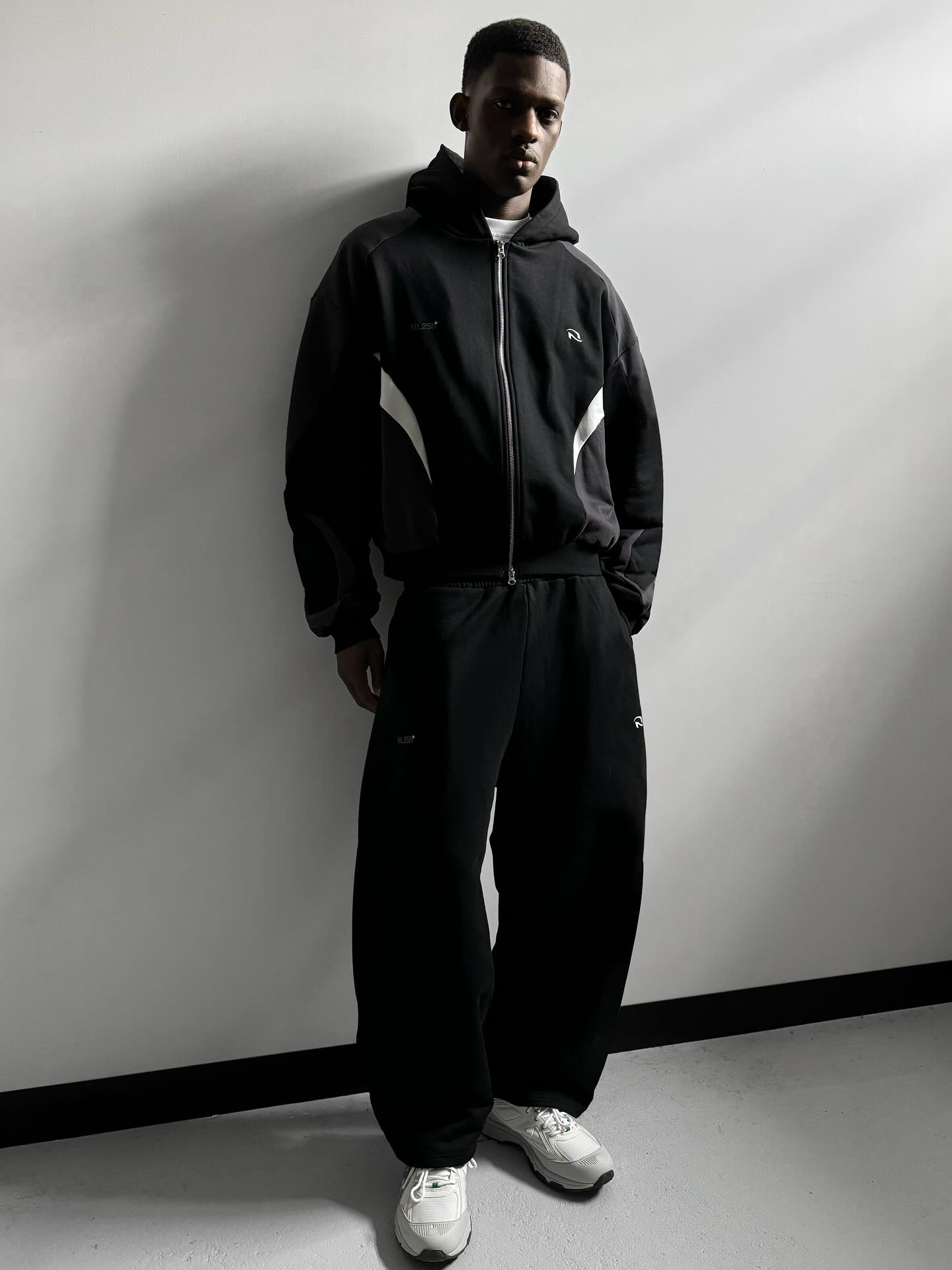 Vanta Origin Zip - Up V.0 – Hoodie in Black | Eido ™